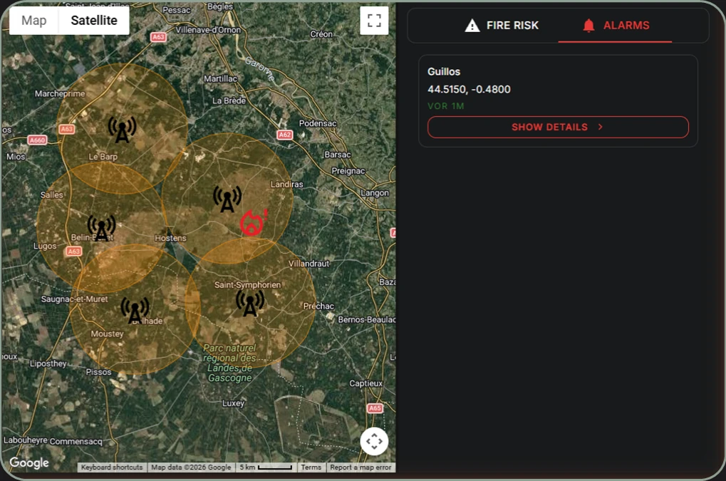 HUVI.FIREWATCH auf der Satellitenkarte: fünf Türme decken ein Waldgebiet ab, rechts ein aktiver Brandalarm