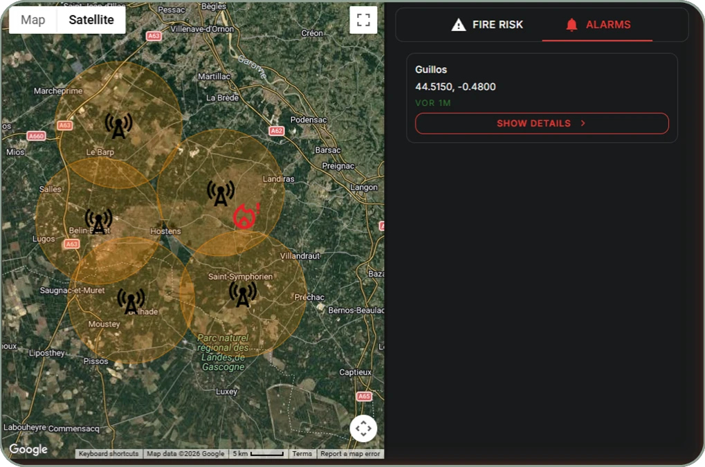 HUVI.FIREWATCH auf der Satellitenkarte: fünf Türme decken ein Waldgebiet ab, rechts ein aktiver Brandalarm
