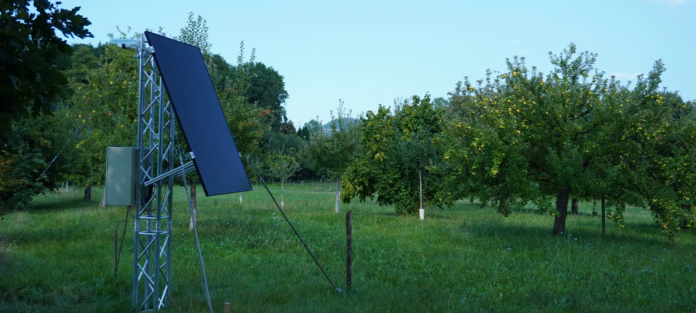 Erster HUVI.GUARDIAN Prototyp im Feldtest in einer Obstwiese