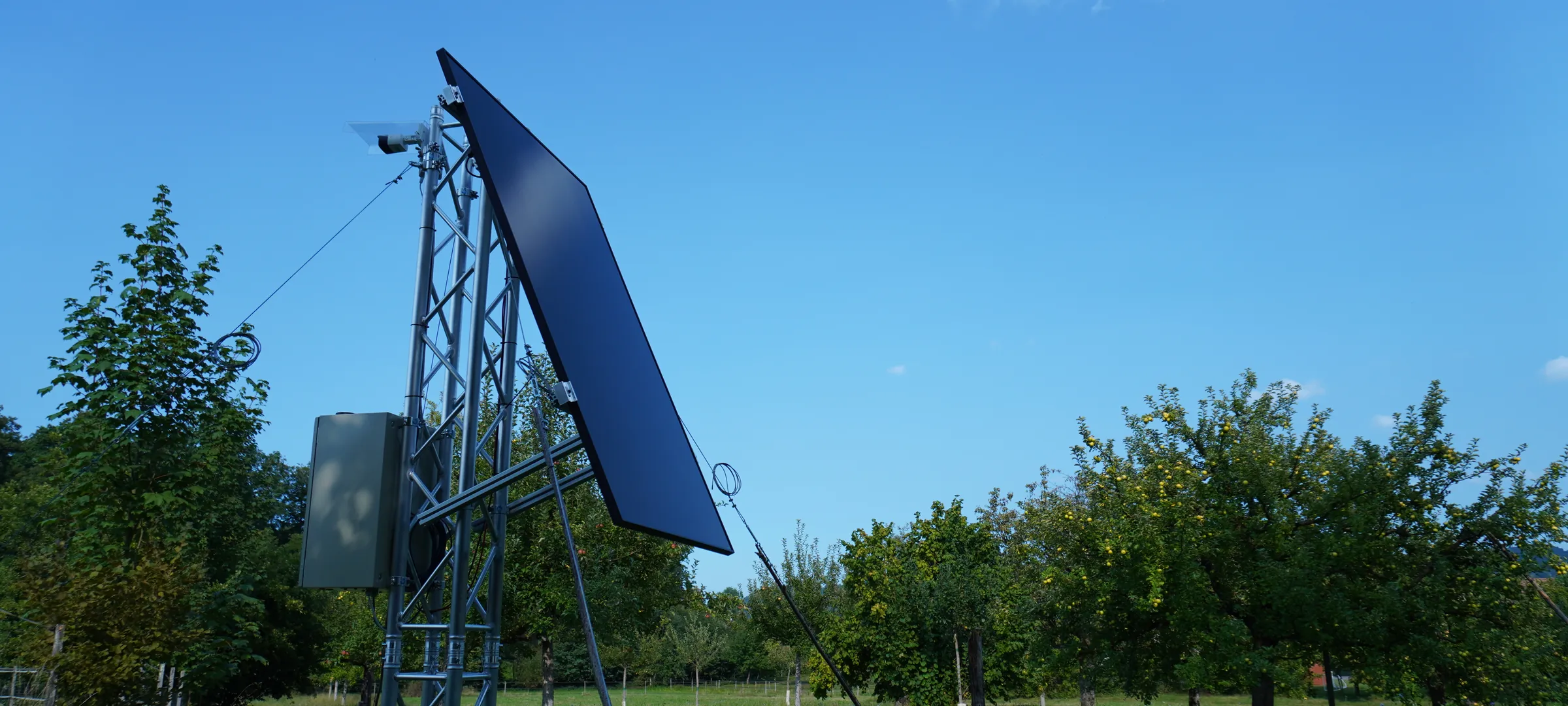 HUVI.GUARDIAN Prototyp mit Solarpanel in einer Obstwiese