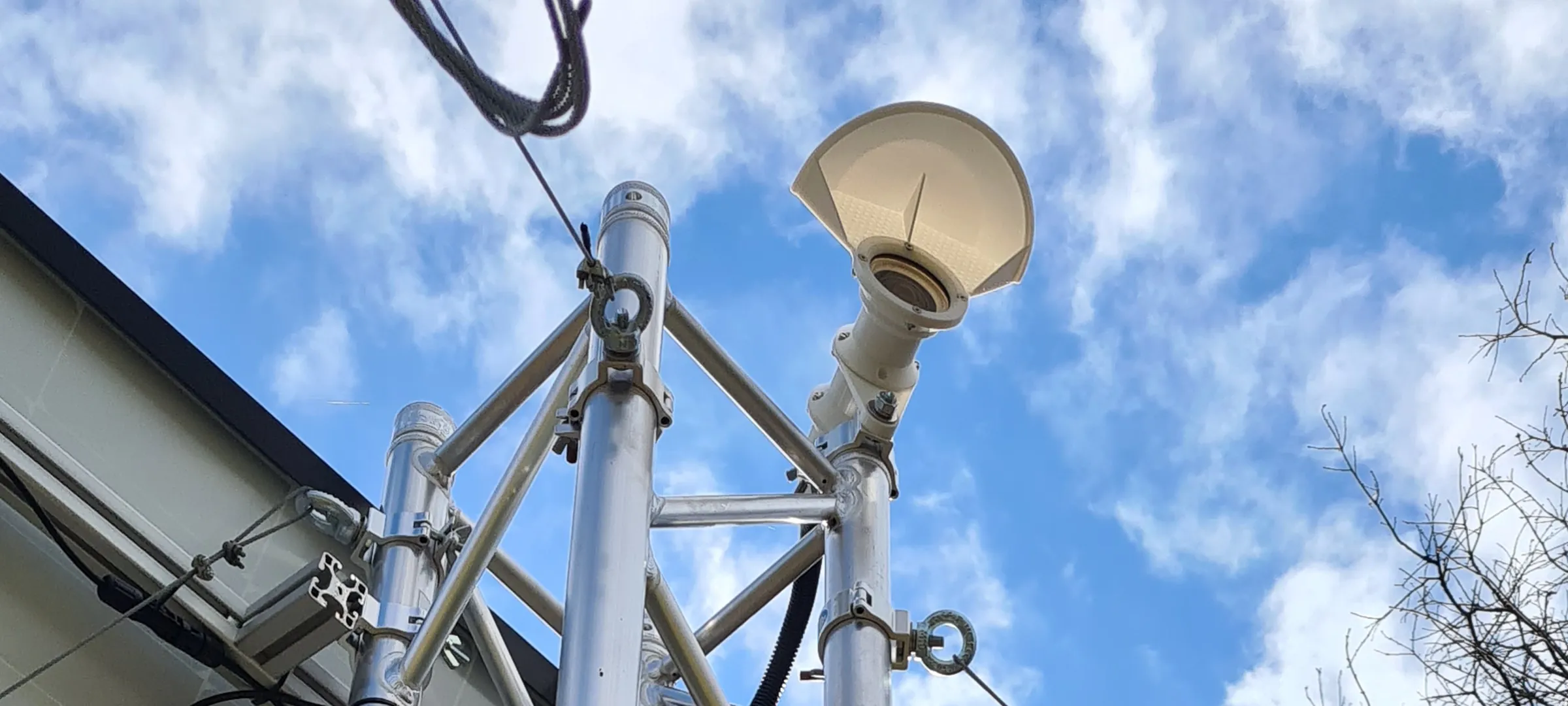360-Grad-Kamera des HUVI.GUARDIAN Prototyps mit Sonnenschutz auf dem Sensorturm
