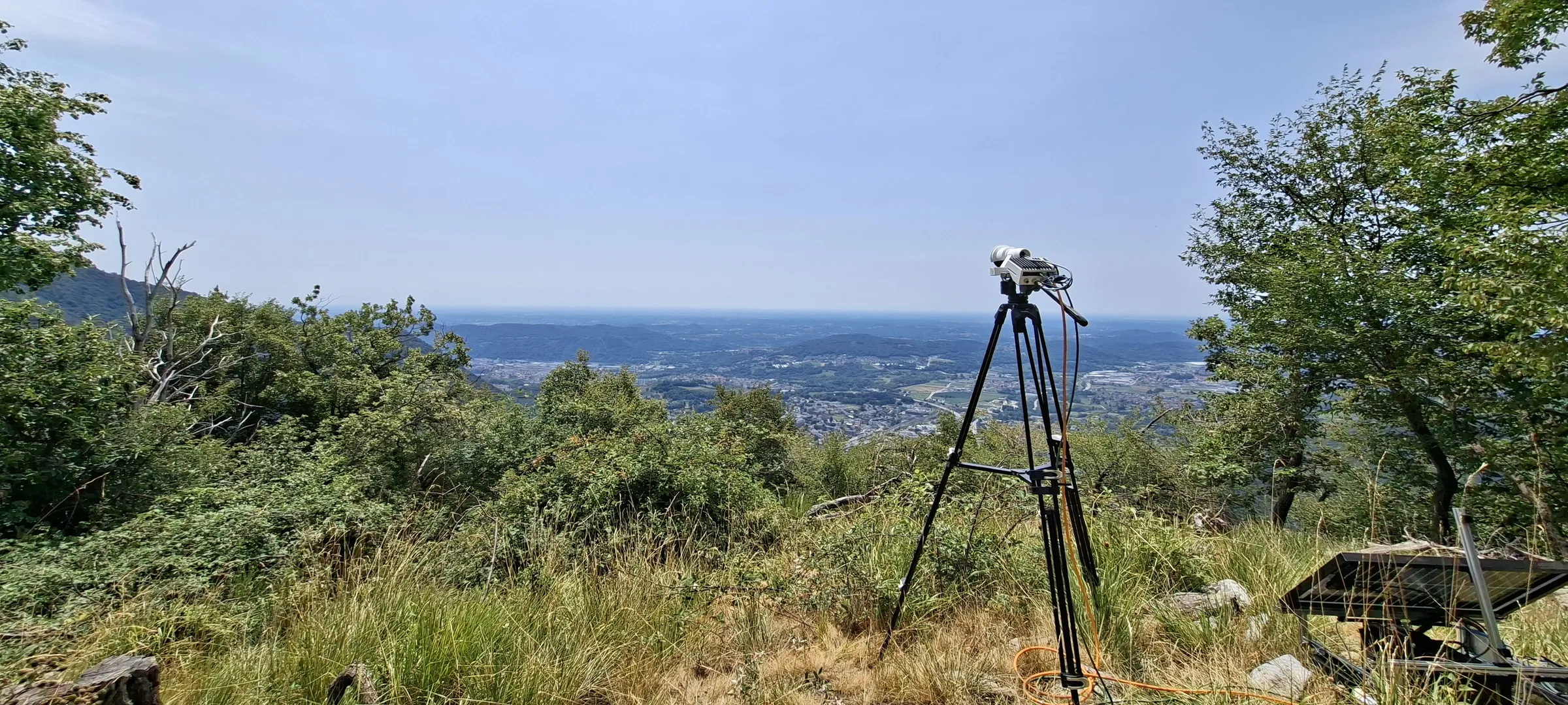 HUVI.NOMAD prototype on a tripod above the plain towards Milan